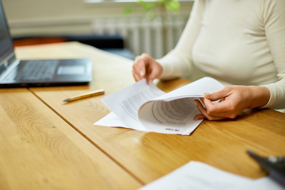 Personne qui remplit des documents administratifs
