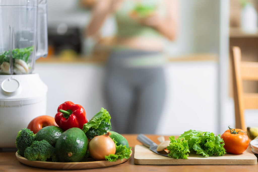 Légumes frais sur un plan de travail de cuisine