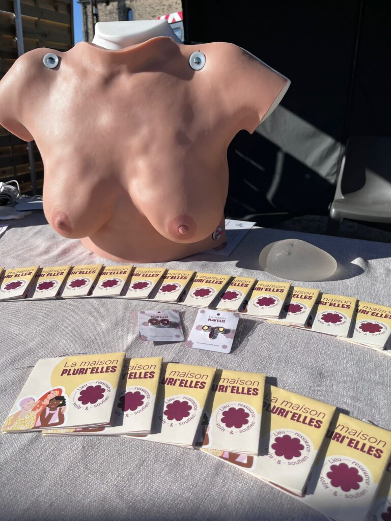 Buste d’autopalpation et livrets de la Maison Pluri’Elles sur une table