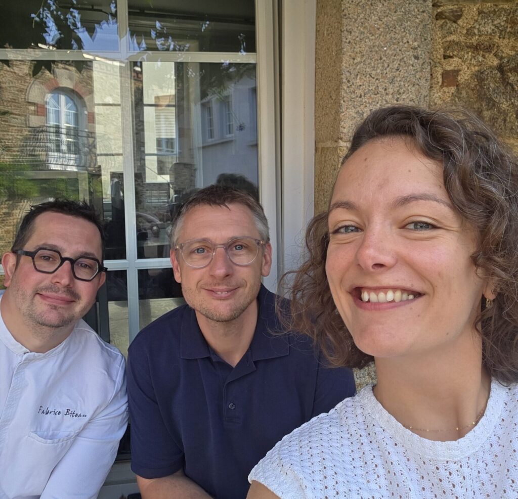 Selfie de trois personnes souriantes en terrasse