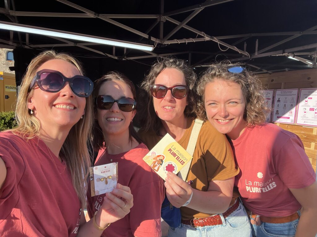 Membres de la Maison Pluri’Elles en t-shirt de l’association