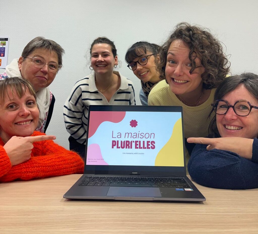 L’équipe de la Maison Pluri’Elles autour d’un ordinateur affichant le site de l’association